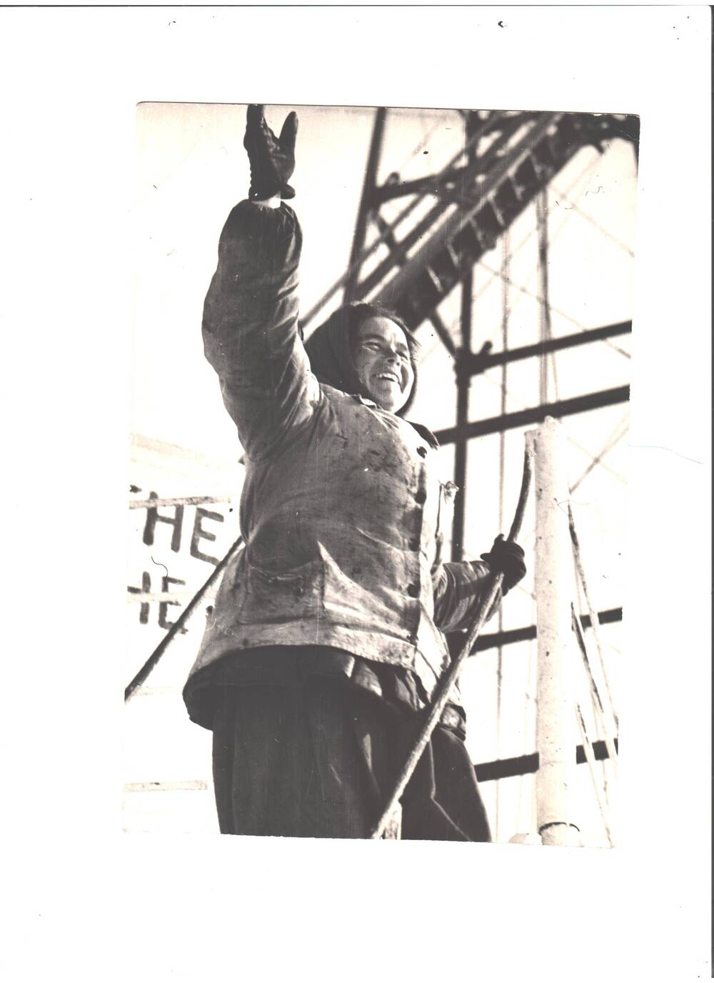 Фото. Герой Социалистического Труда - Лейла Ханифовна Марданшина во время работы буровой скважины Башнефть, фото редакции газеты Советская Башкирия, февраль 1965 года