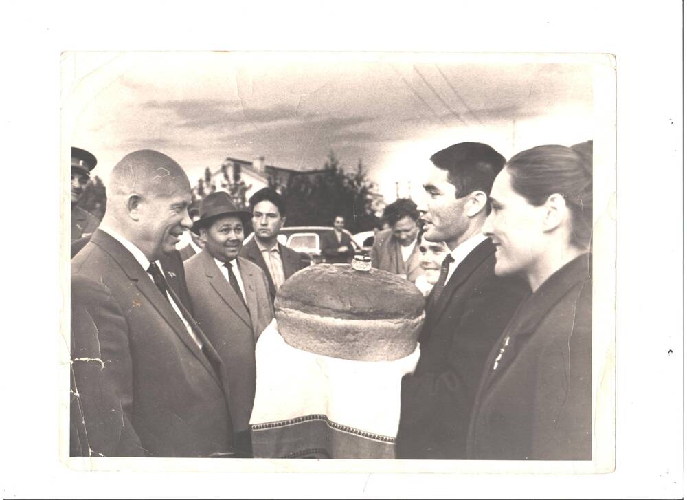 Фото. Хлеб-соль Председателю Президиума ЦК КПСС Н.С. Хрущеву (третий справа Л.Х. Мардамшина) октябрь, 1964 года
