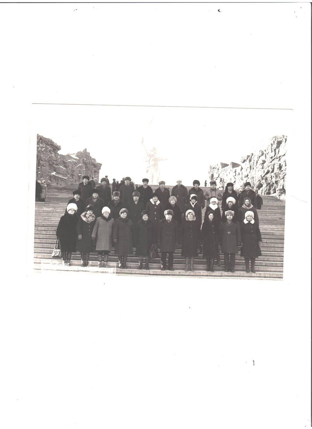 Фото. Л.Х. Мардамшина (в 1 ряду 5-я слева) в городе-герое Волгограде, во время туристических поездок, март, 1969 года