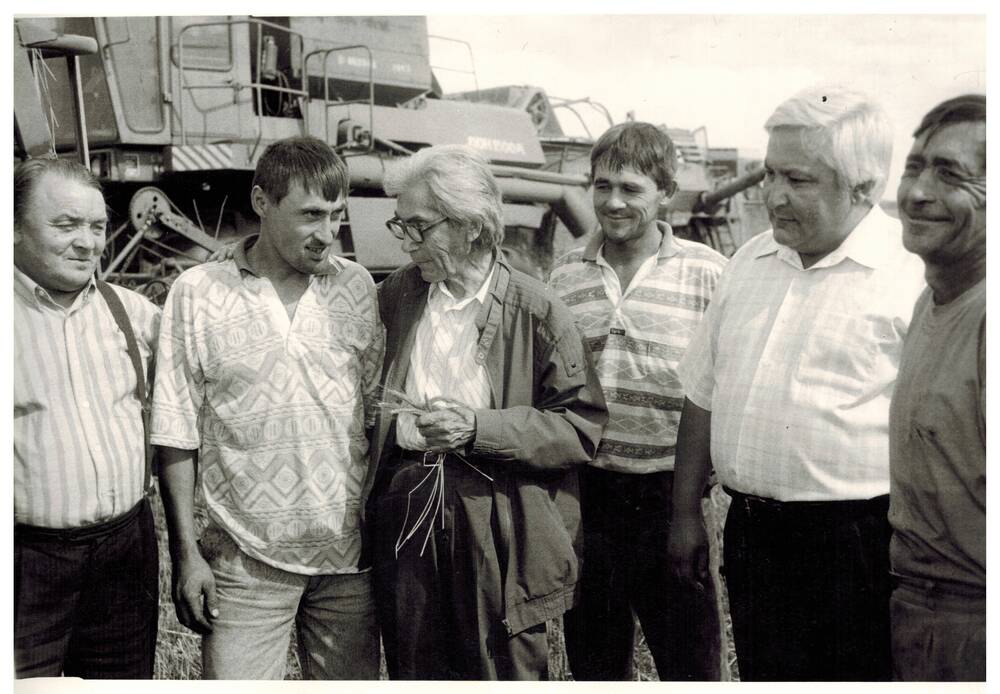 Фото черно-белое. А.Хакимов среди комбайнеров в АКХ Уршак. Август 1999г.