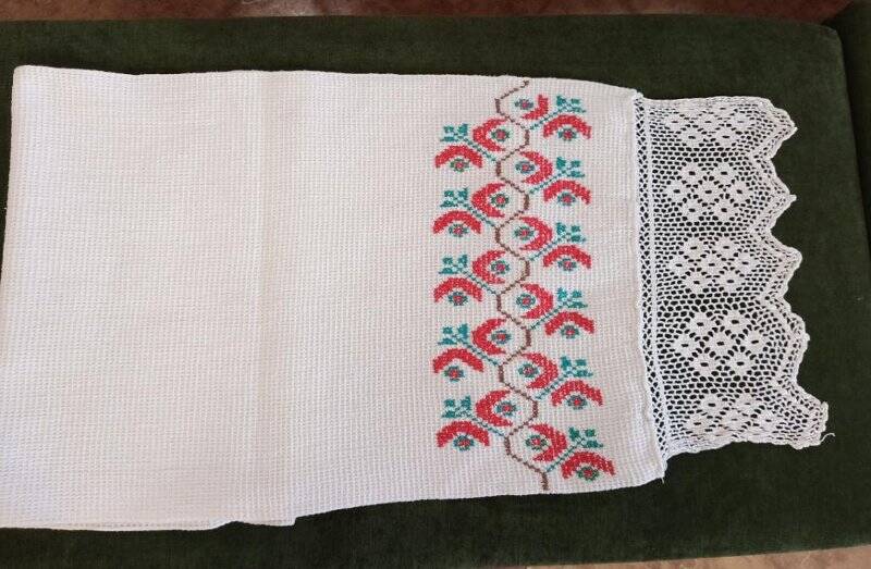 Полотенце белое вафельное с вышивкой (узор красно-зеленый, русский)с кружевами.