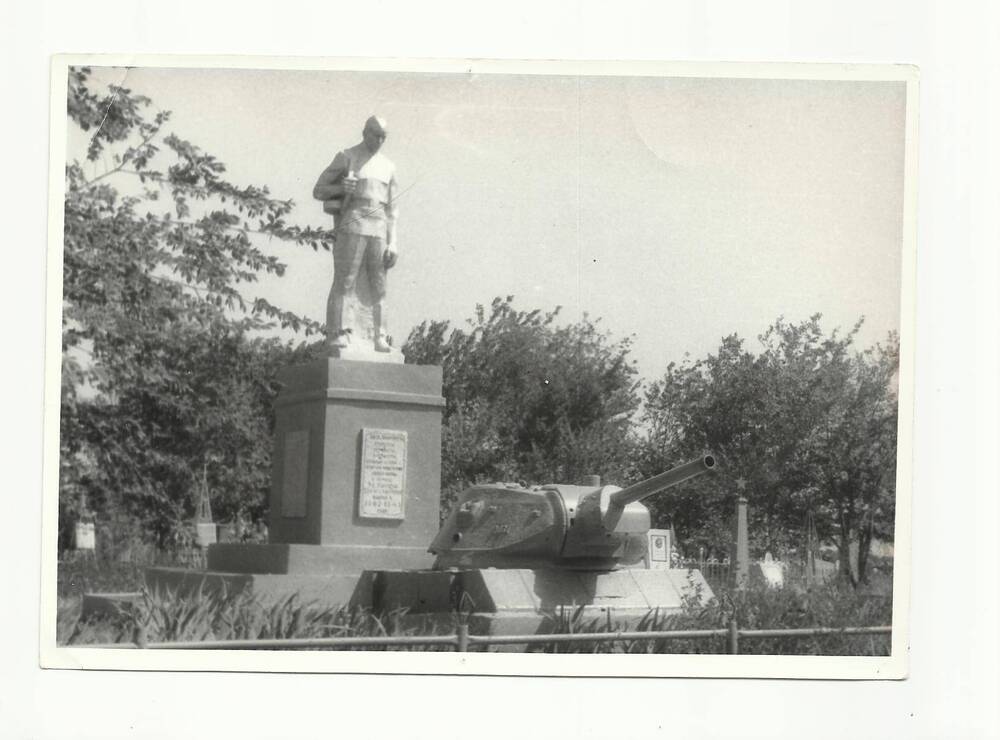 Фотография. Памятник войнам Великой Отечественной войны на гражданском кладбище п. Зимовники.