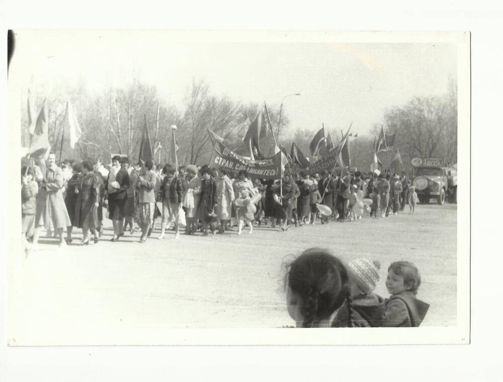 Фотография. Колонна людей во время демонстрации 1 мая в п. Зимовники.