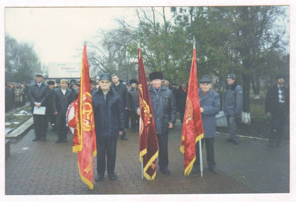 Фотография. Ветераны на митинге п. Зимовники. Прихоженко В.И.