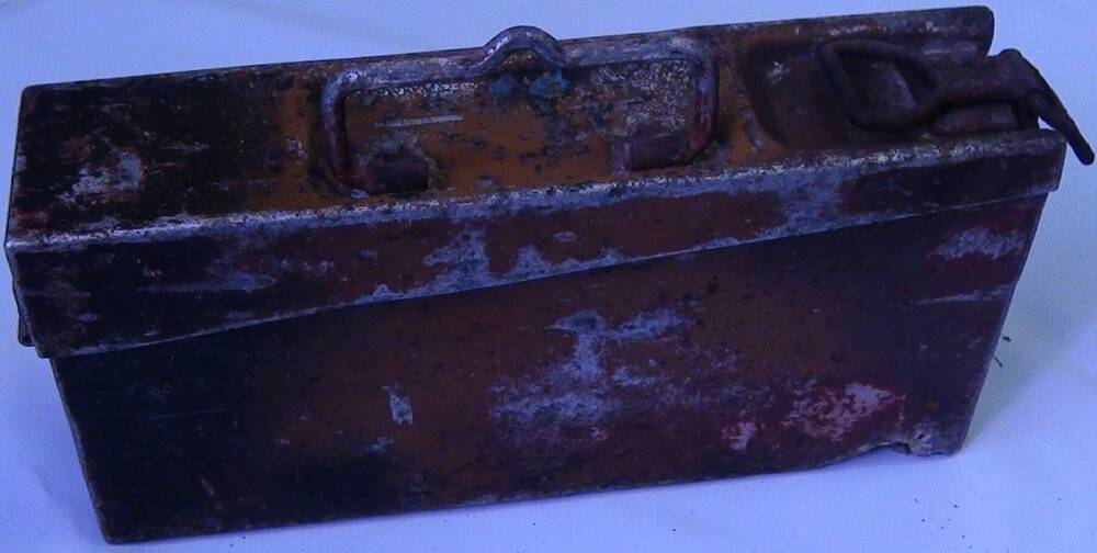 Немецкий патронтаж, металлический, форма чемоданчика с ручкой.