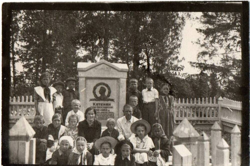 Фотография. Группа школьников у могилы писателя П.А. Катенина
