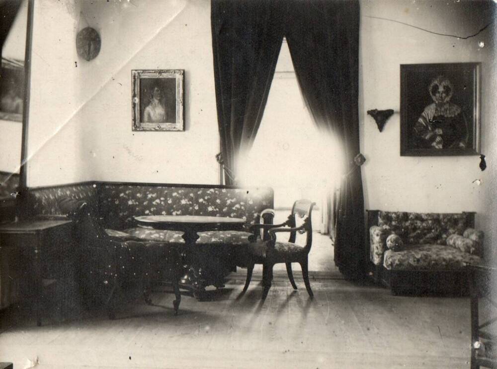 Фотография. Внутренний интерьер одной из комнат в доме помещиков Катениных в усадьбе Клусеево.