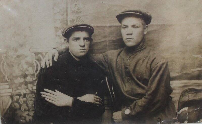 Фотография. Агнищенко Василий Васильевич и Мартыновский Яша (справа) 1 сентября 1930 года. Перед отправкой на о.Сахалин.