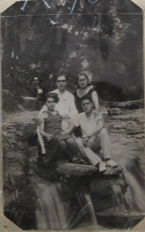 Фотография. Групповая. Лысый Эммануил Абрамович, управляющий трестом Сахалинлес с семьей (женой Дорой Львовной и сыном Абрамом) на отдыхе в Кисловодске. Август 1936г.
