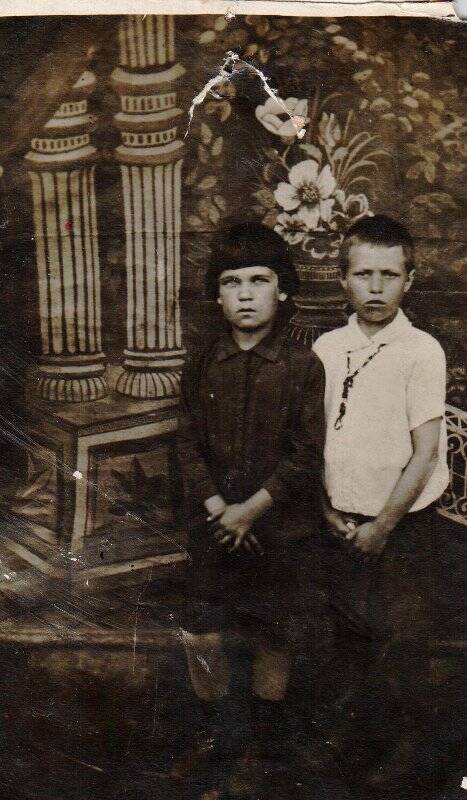 Фотография. В рост. Две девочки. 1931г.