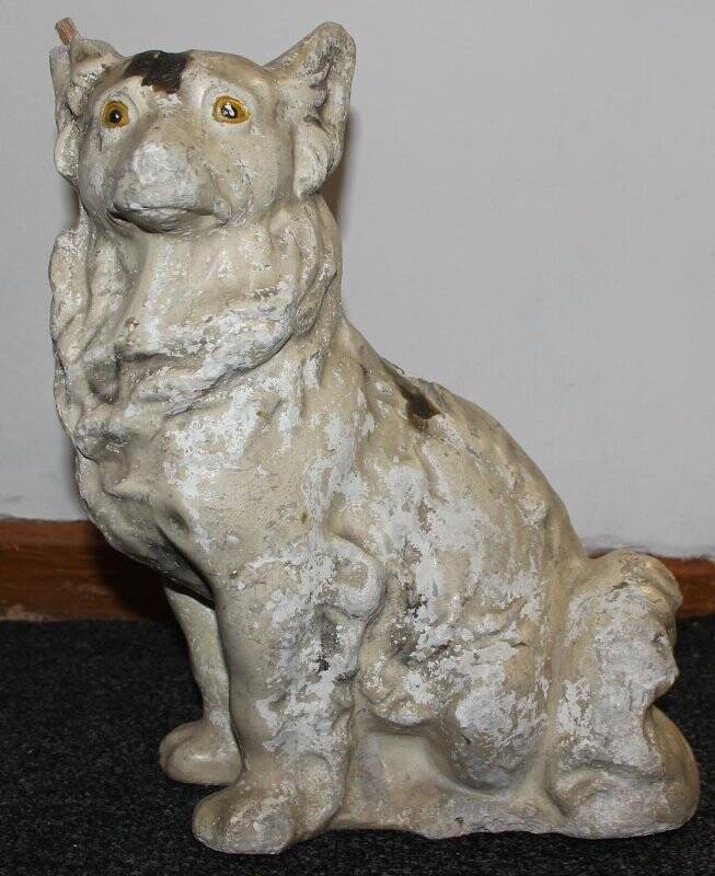 Сидящая собака. Скульптура