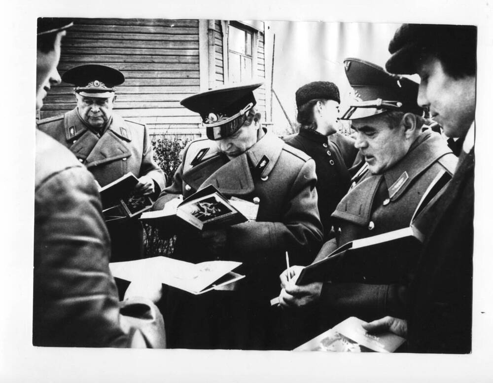 Фото. А.Г. Николаев и участники Недели революционной славы. 1986 г. 