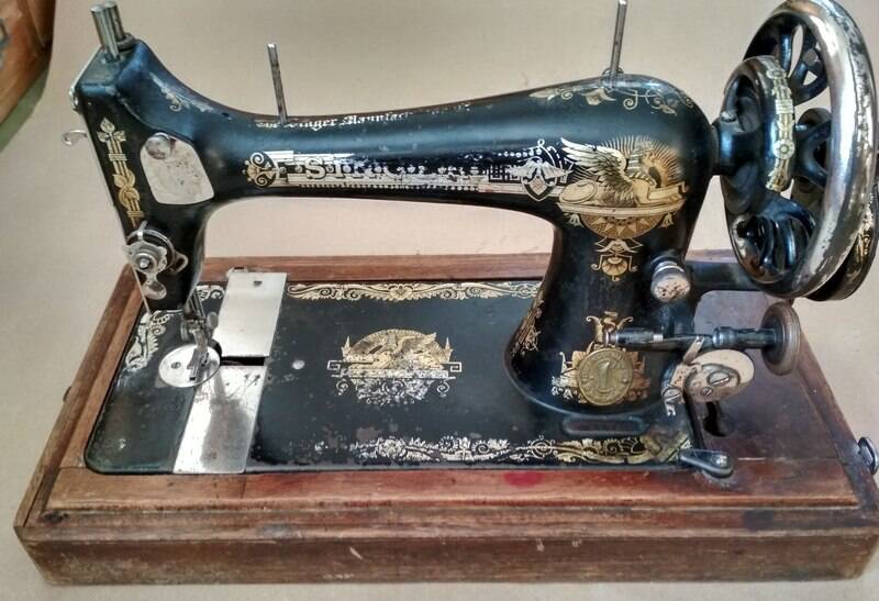 Машинка швейная фирмы Зингер.