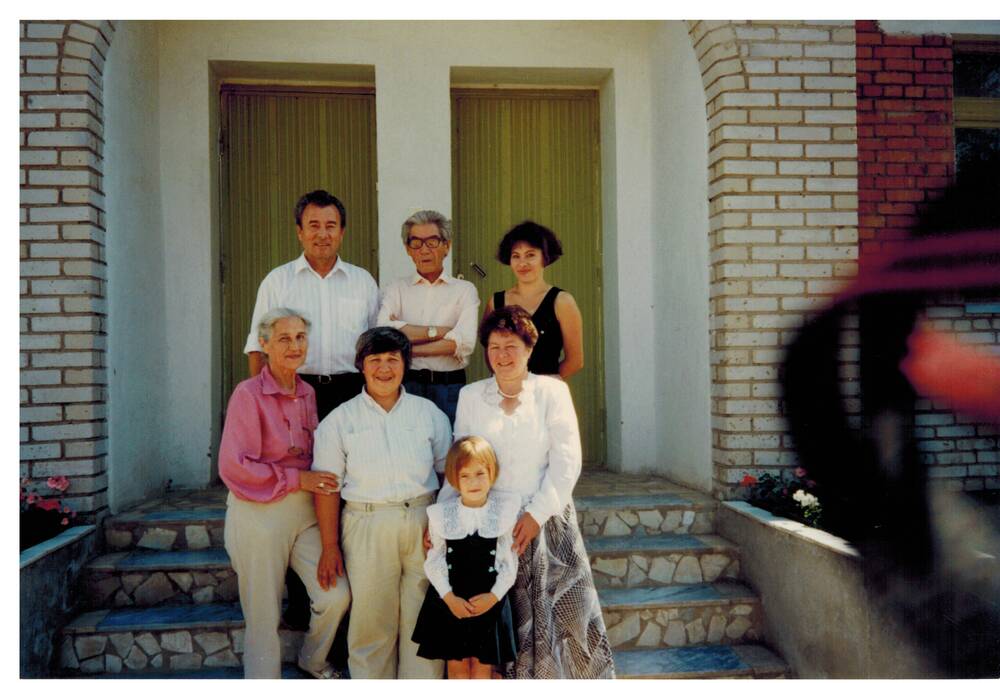 Цветное фото. Ахияр Хакимов в кругу родственников.