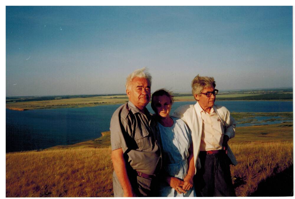 Цветное фото. Ахияр Хакимов с Раисом Канзафаровичем и его супругой на озере Аслыкуль.