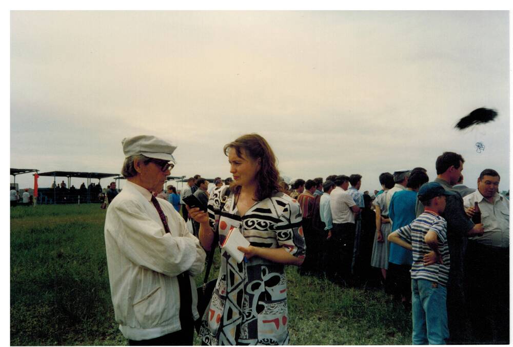 Цветное фото. Ахияр Хакимов дает интервью корреспонденту газеты Башкортостан, Июнь 1997г.