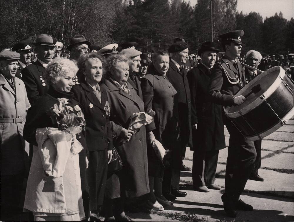 Фото митинга на мемориале Берег Мужественных. Колонна ветеранов