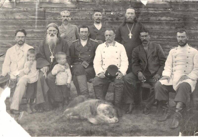 Фотография групповая. Священник Винокуров. Чиновники и священнослужители с медперсоналом.