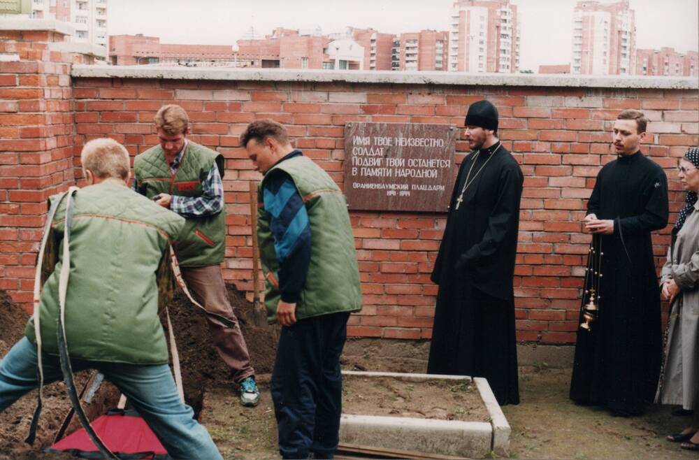 Перезахоронение останков воинов на площади ритуальных торжеств 1998