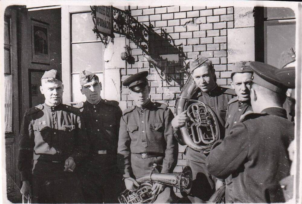 Фотография репетиции армейского духового оркестра, Венгрия, 1955 г.  Лабутин Олег Васильевич третий слева.