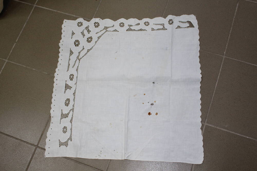 Салфетка уголок, украшен машинной вышивкой