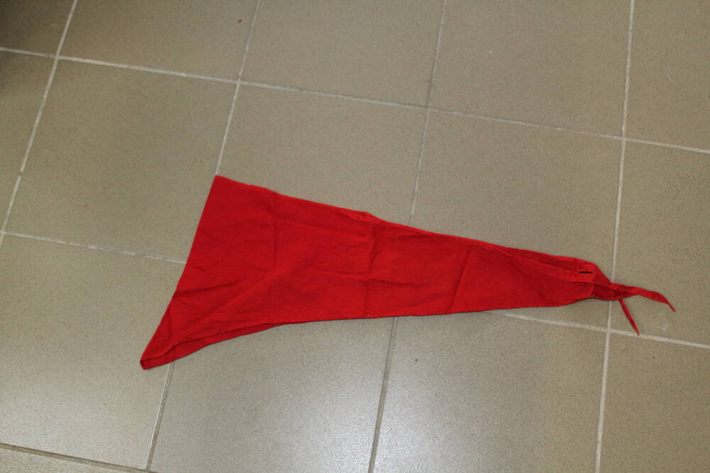 Галстук пионерский красного цвета в форме треугольника