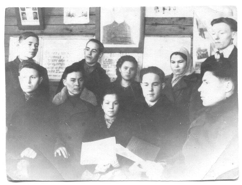 Фотография. Учителя и ученики Кошки-Новотимбаевской средней школы в классе (ныне здание музея)