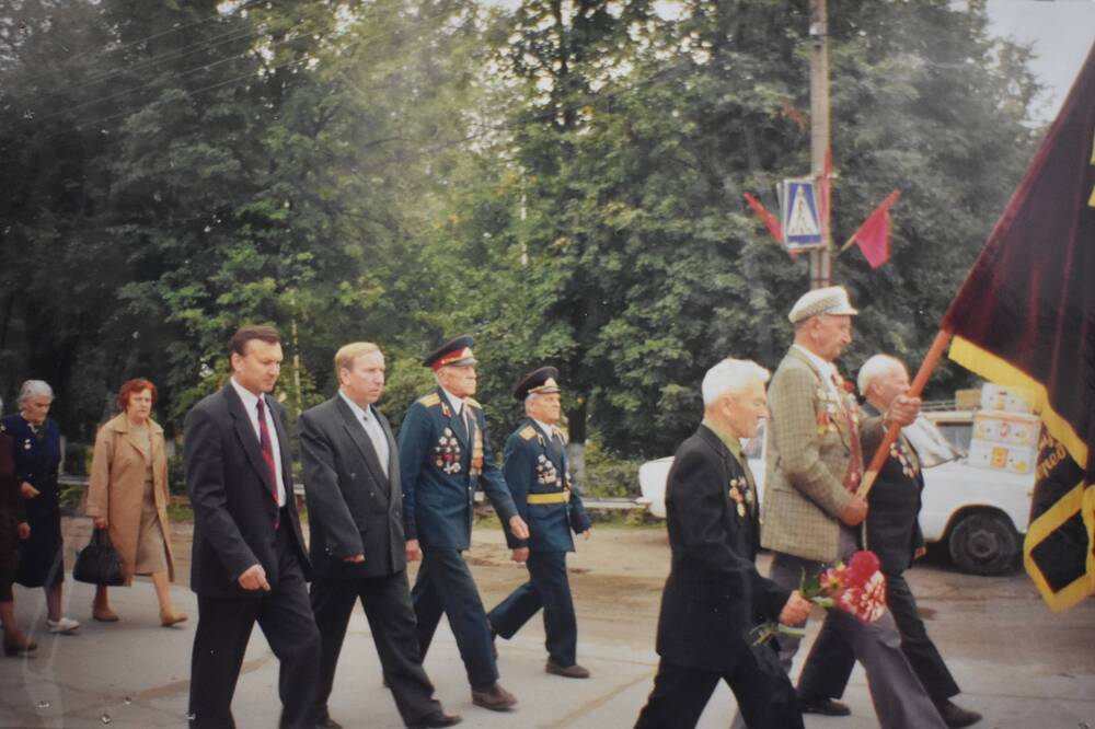 Фотография.   Идут ветераны Г. Жиздра- 9 мая 1995 г.