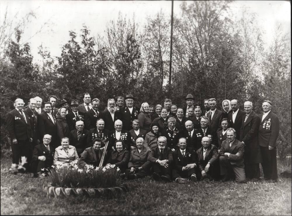 Фото. Ветераны ВОВ  Шарангского мехлесхоза вместе со
своими женами
