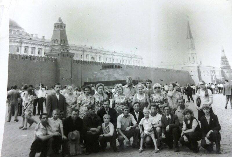 Фотография. Изображена экскурсия. г. Москва, Красная площадь,1975 г.