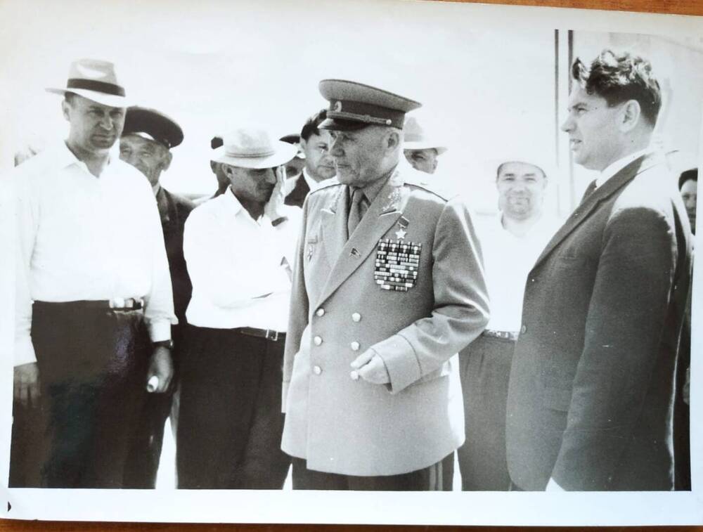 Фотография: П.И.Маяцкий,генерал РыбниковВ.П. на встрече с трудящимися 1975 год.