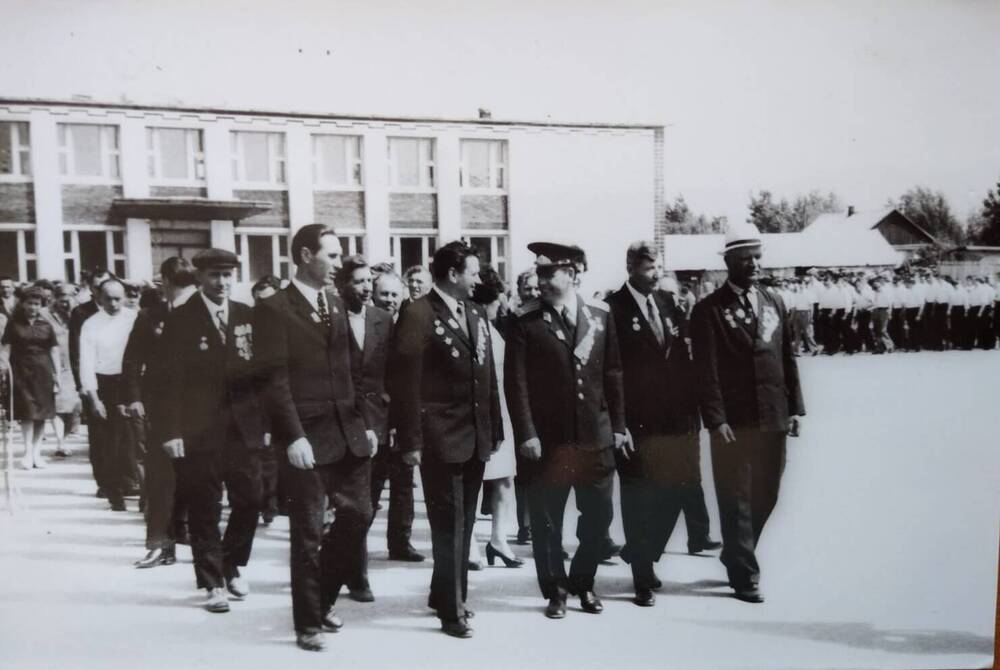 Фотография:П.И.Маяцкий с ветеранами ВОВ и жителями Боковской.1985 год.
