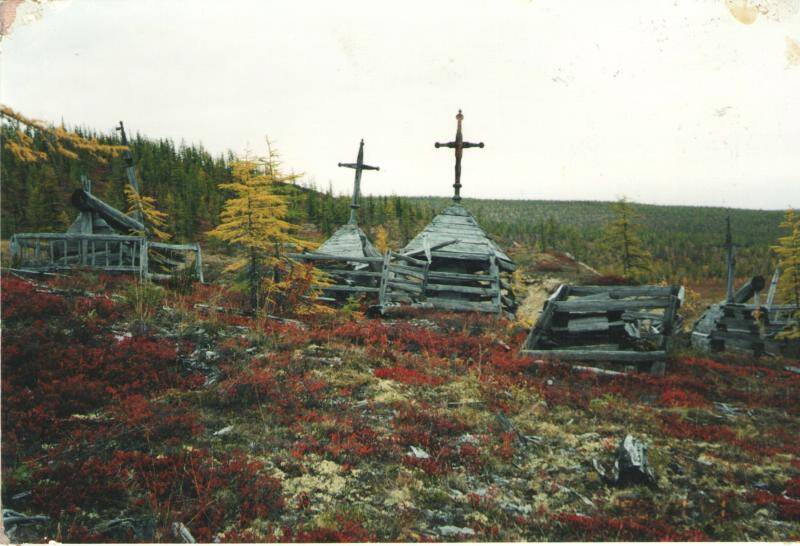 фотография. Надмогильники христианские. Ар5аа Салаа притока реки Куотаа