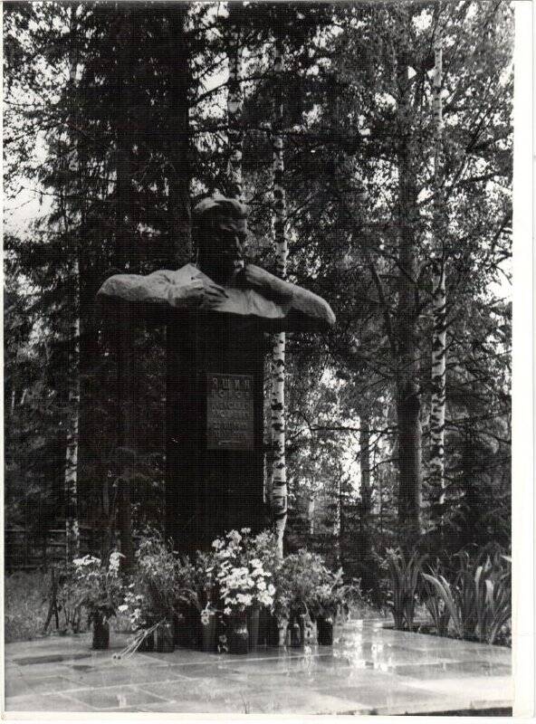 Фотография «Памятник поэту Александру Яшину на Бобришном угоре»