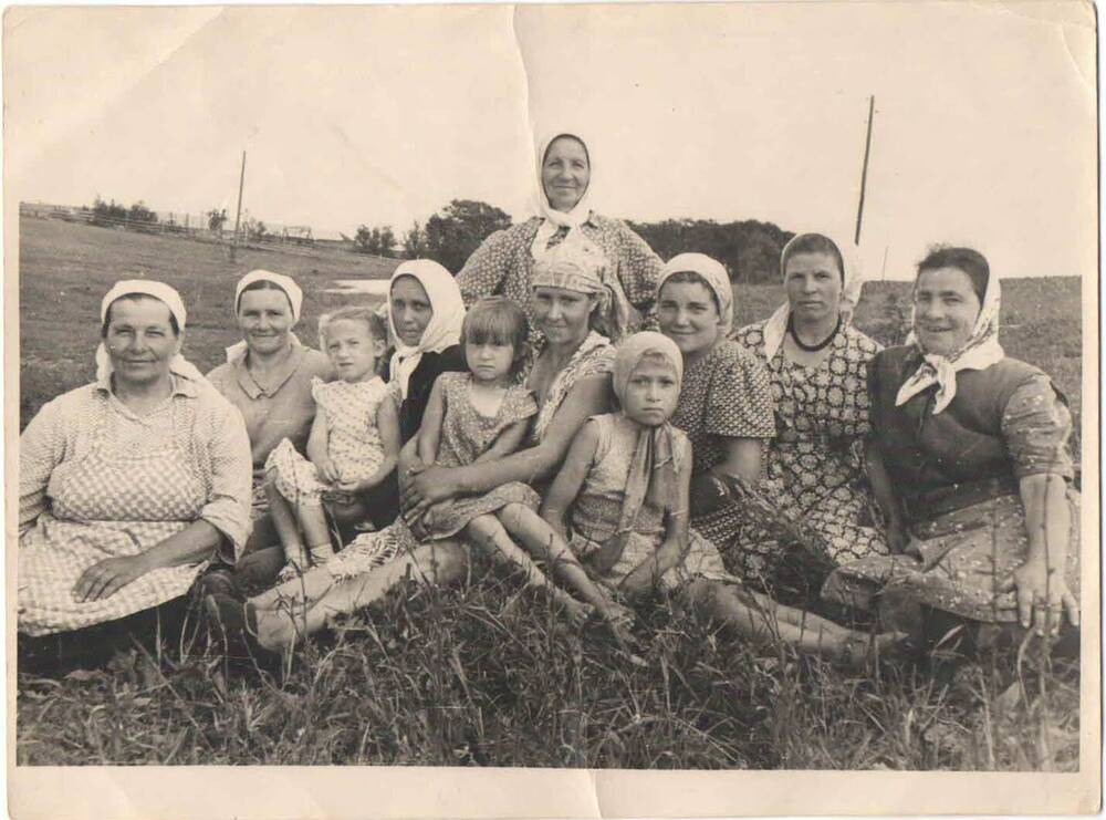 Фотография. Огородная бригада колхоза им. Ленина с. Кузьминское