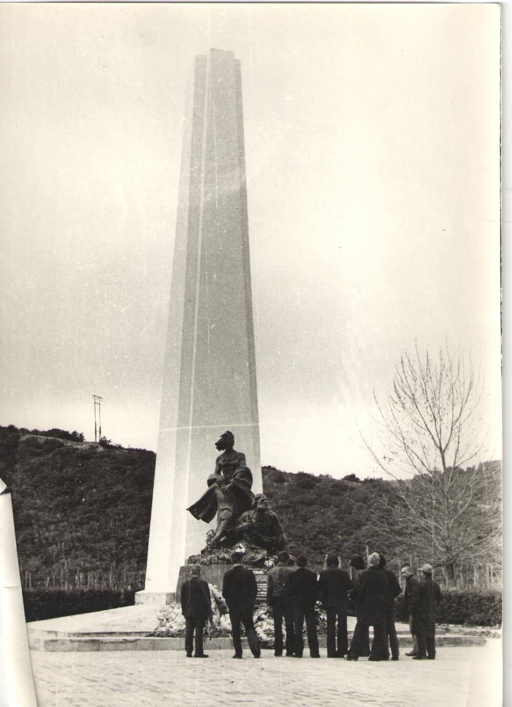 Фото. Участники пробега у обелиска Непокорным в г. Новороссийск.1975г.