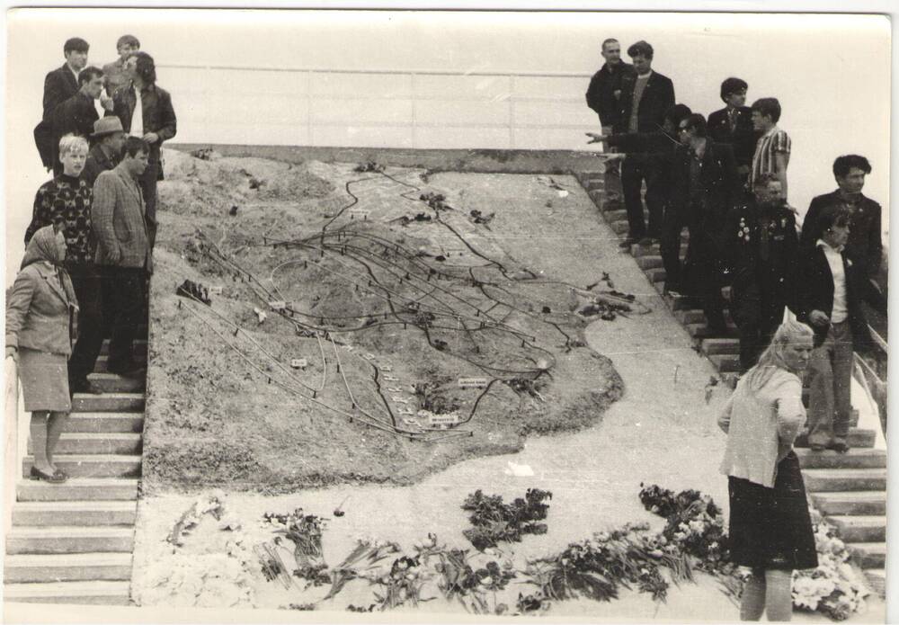 Фото. Участники пробега у панорамы Долина смертина  Малой земле. 1975г.