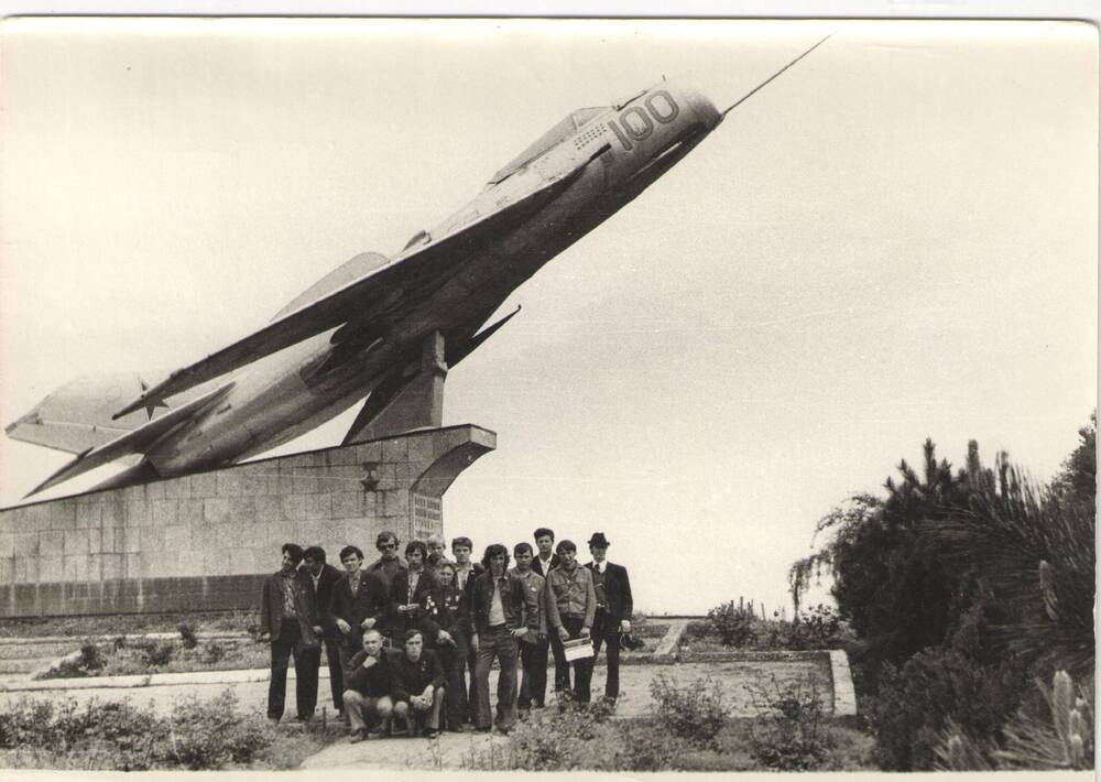 Фото. Участники пробега на  Сопке Героев у г. Крымска. 1975г.