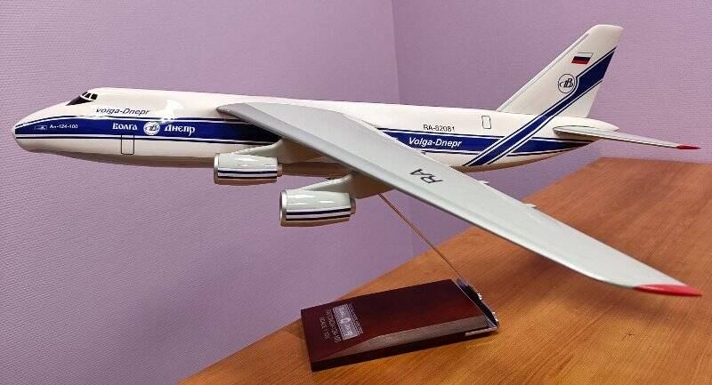 Модель самолета Ан-124-100 «Руслан», на подставке.