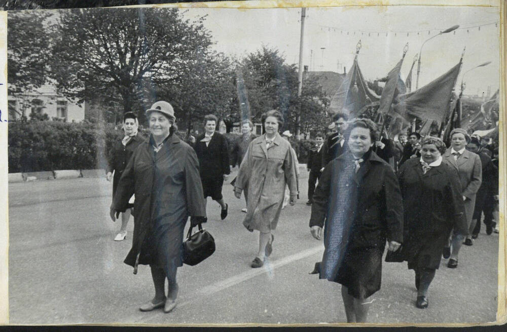 Фотография групповая. Первые пионеры г. Подольска на городской демонстрации