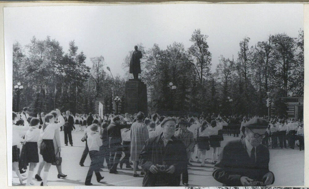 Фотография групповая. Демонстрация в честь 50-летия Подольской пионерии 