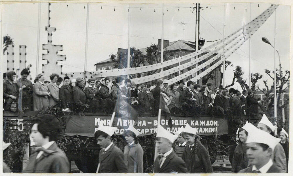 Фотография групповая. Первые пионеры г. Подольска на городской демонстрации