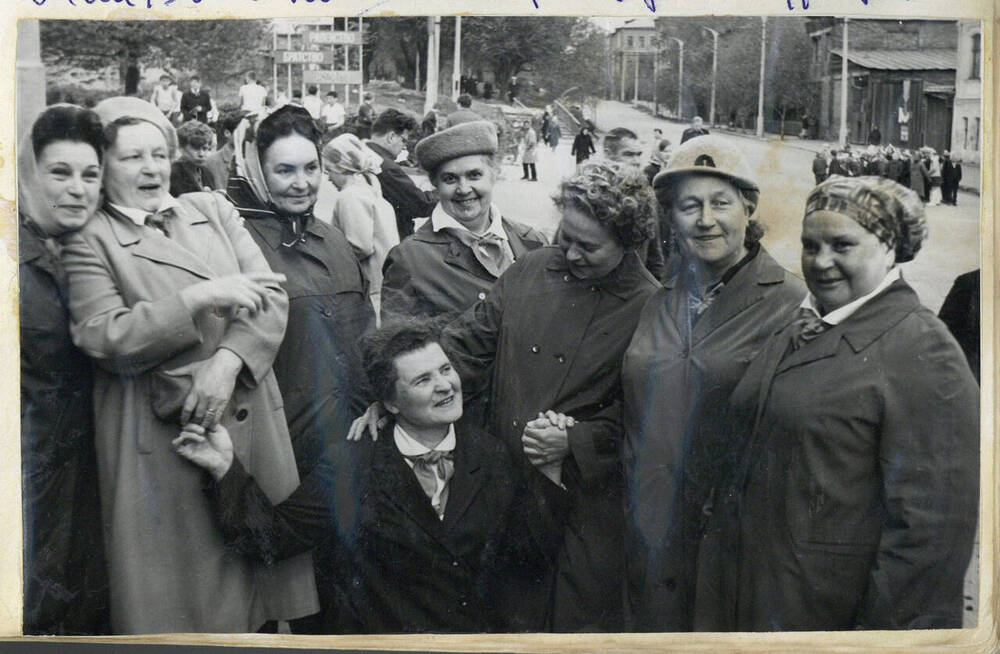 Фотография групповая. Первые пионеры г. Подольска после городской демонстрации