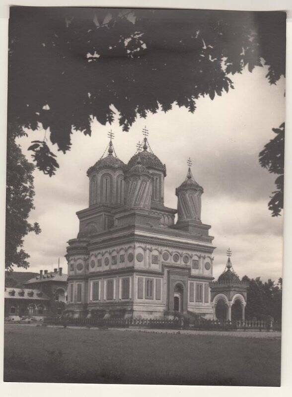 Фотография. Церковь в городе Куртя-де-Арджеш.