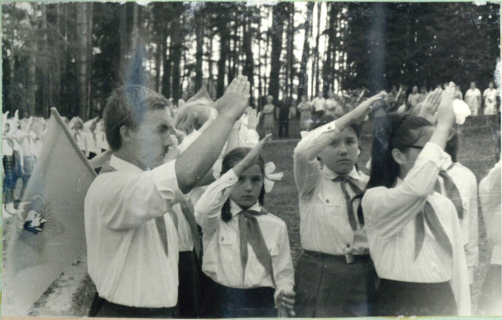 Фотография групповая. Открытие пионерлагеря Кузнечики. Торжественная линейка 