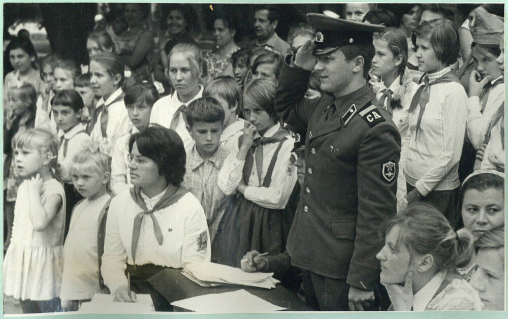 Фотография групповая. Зрители конкурса инсценированных песен в пионерлагере Кузнечики