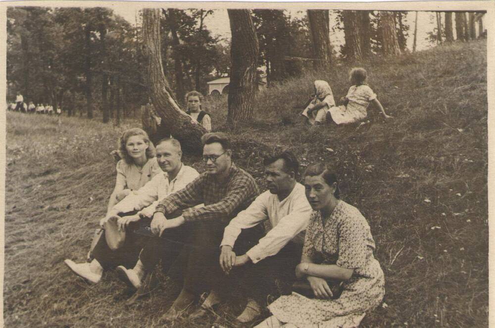 Фото. В парке,слева второй Авдеев А.С., г.Волжск .1950г.