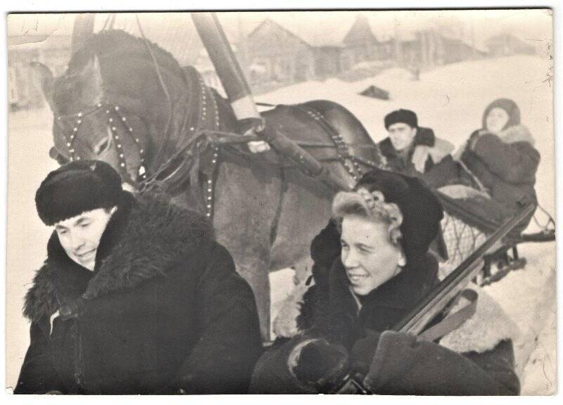 Фотография Выездное бюро ГК ВЛКСМ по приёму в члены ВЛКСМ.