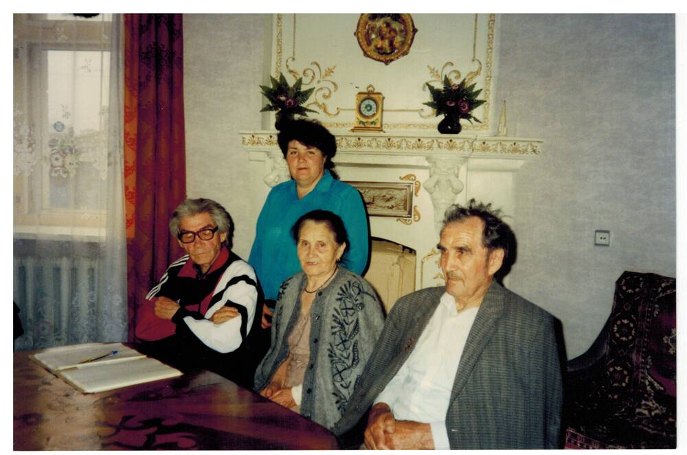 Цветное фото. А.Х.Хакимова в кругу родственников. 
Давлеканово. Май 1997г.