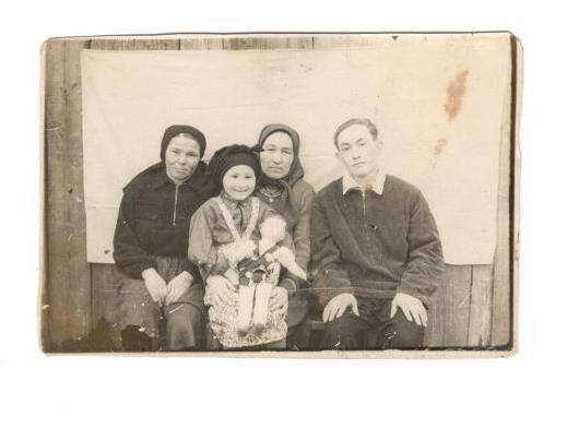 Фотография. Ефремова Нина Максимовна, учитель, директор с 1988 по 2012 годы, Новобиинской школы, Вавожского района в детстве с мамой  и с братом.